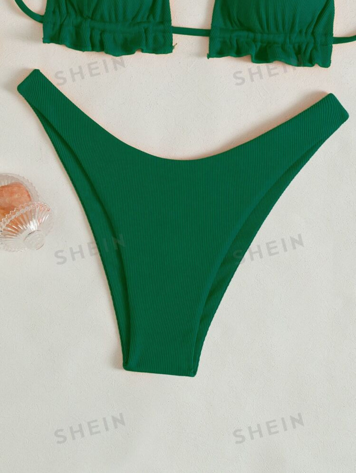 Conjunto de bikini de triangulo de cuello halter con detalles de volantes