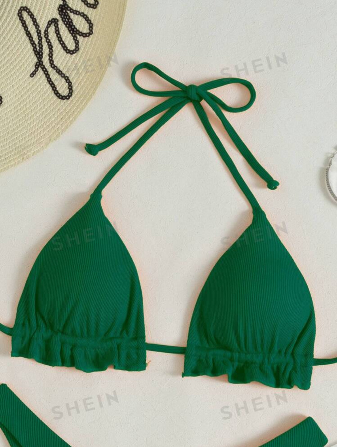 Conjunto de bikini de triangulo de cuello halter con detalles de volantes